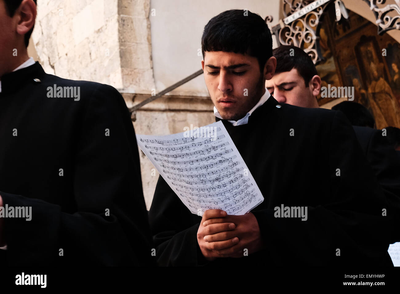 Jerusalem. 24. April 2015. Die christliche armenischen Gemeinschaft partakes in eine Messe in der St. James Cathedral im armenischen Viertel der Altstadt, zum Gedenken an die Opfer des Völkermords an den Armeniern, verübt durch die Osmanen im ersten Weltkrieg gegen die Christen von Anatolien, am 100. Jahrestag der Ereignisse. Bildnachweis: Nir Alon/Alamy Live-Nachrichten Stockfoto