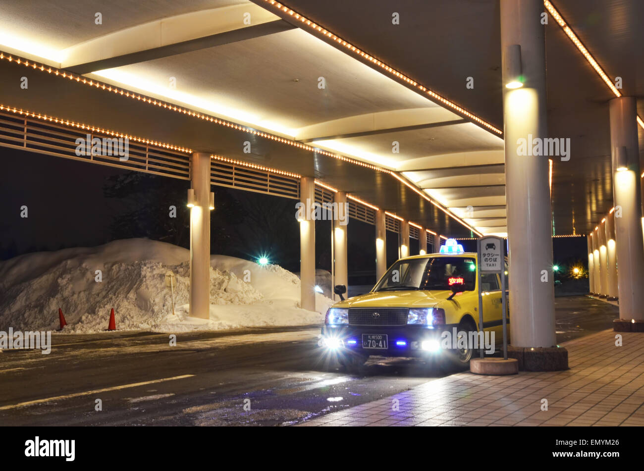 Gelbes Taxi warten in der Lobby vor Torten Kingdom Hotel Stockfoto
