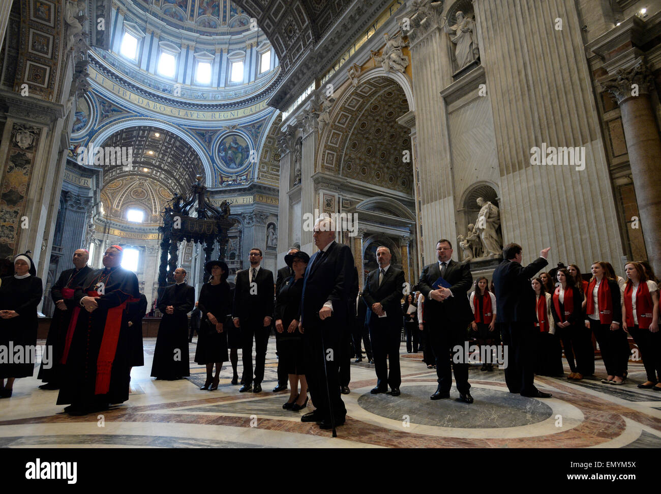 Tschechische Präsident Milos Zeman wurde von Francis Papst im Vatikan, 24. April 2015 aufgenommen. Sie tauschten Geschenke während der einstündigen Sitzung und der Papst segnete die Grundsteine der zwei zukünftigen tschechischen Hospize, die Zeman aus der Tschechischen Republik gebracht. Tschechische Präsident Milos Zeman (Mitte) besucht den Altar des Heiligen Wenzel in der St. Peter´s Basilica. (CTK Foto/Michal Krumphanzl) Stockfoto