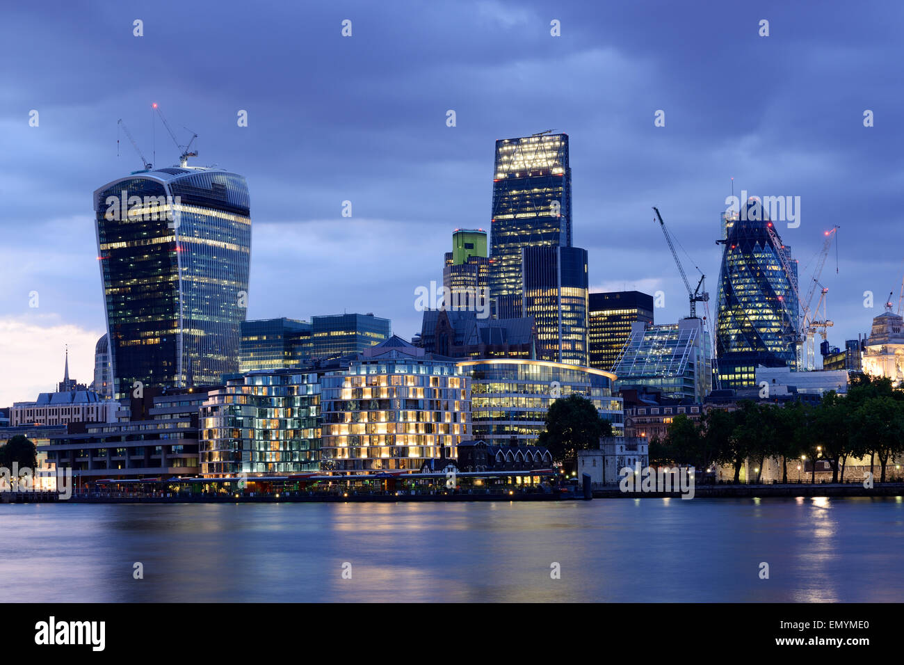 City of London Skyline in der Abenddämmerung, UK. Die Gurke, Leadenhall einschließlich Gebäude und das Walkie Talkie-Gebäude. Stockfoto