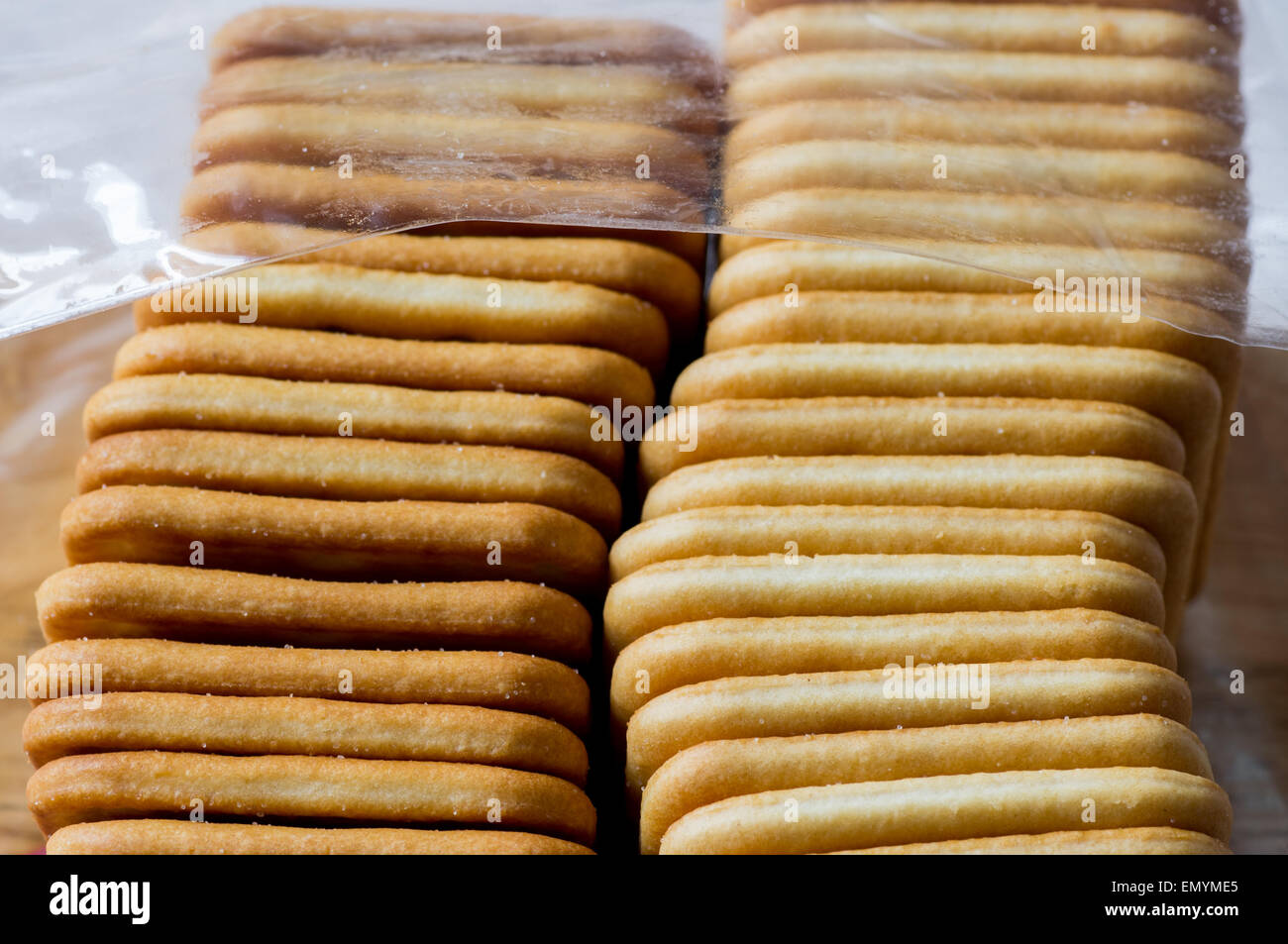 Geöffnete Pakete Cracker verschiedener cookies Stockfoto