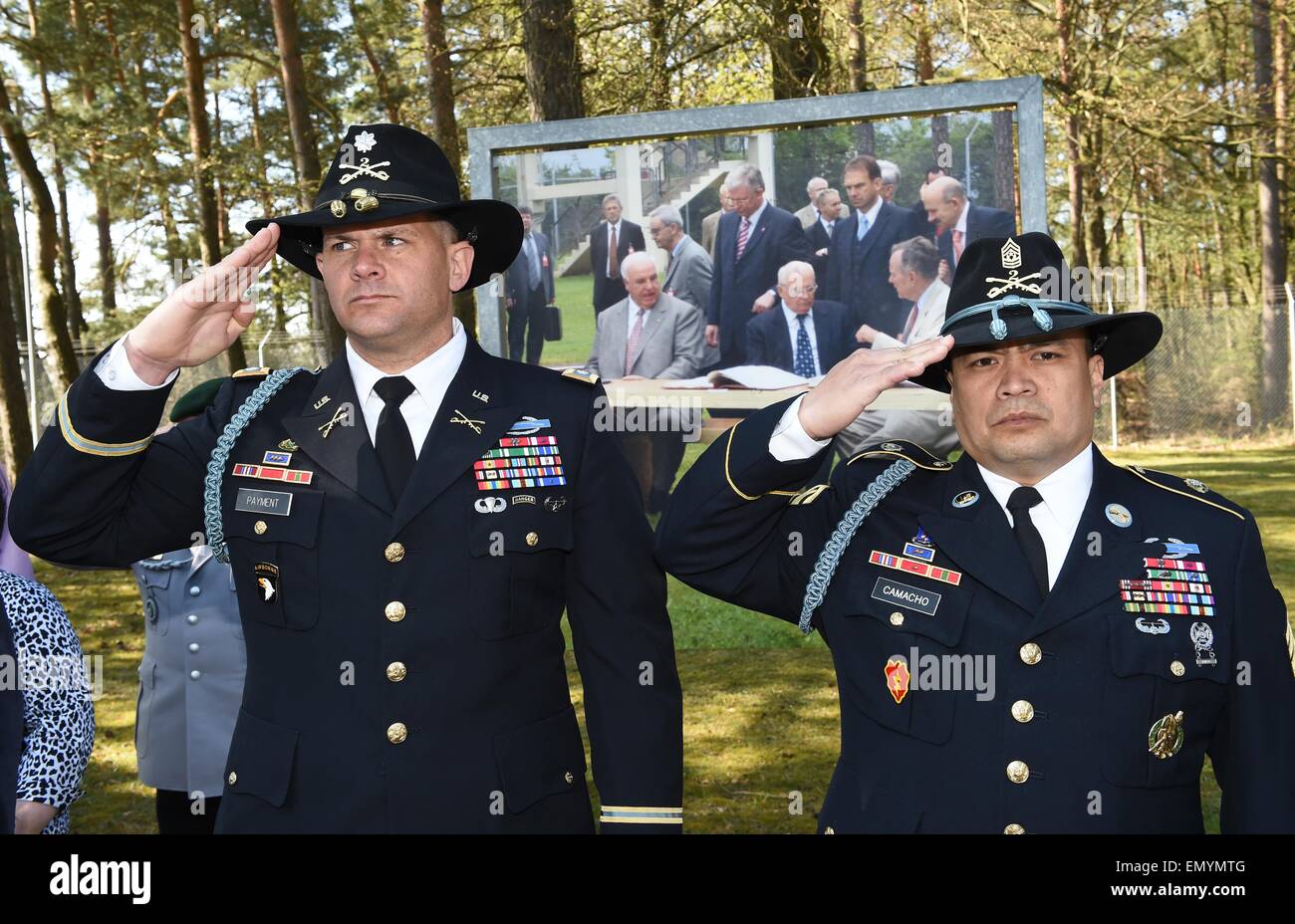 Rasdorf, Deutschland. 24. April 2015. US-Militärpersonal Gruß während einer Flagge Zeremonie während einer Feier anlässlich 25 Jahre seit der letzten US-Grenze patrouillieren an der Grenze Gedenkstätte Point Alpha in Rasdorf, Deutschland, 24. April 2015. Im Hintergrund, eine vergrößerte Foto von Helmut Kohl (l) und Mikhail Gorbachev bei der Point-Alpha-Preis-Verleihung. Point Alpha war eines der am stärksten gefährdeten Orte während des Kalten Krieges. Foto: UWE ZUCCHI/Dpa/Alamy Live News Stockfoto