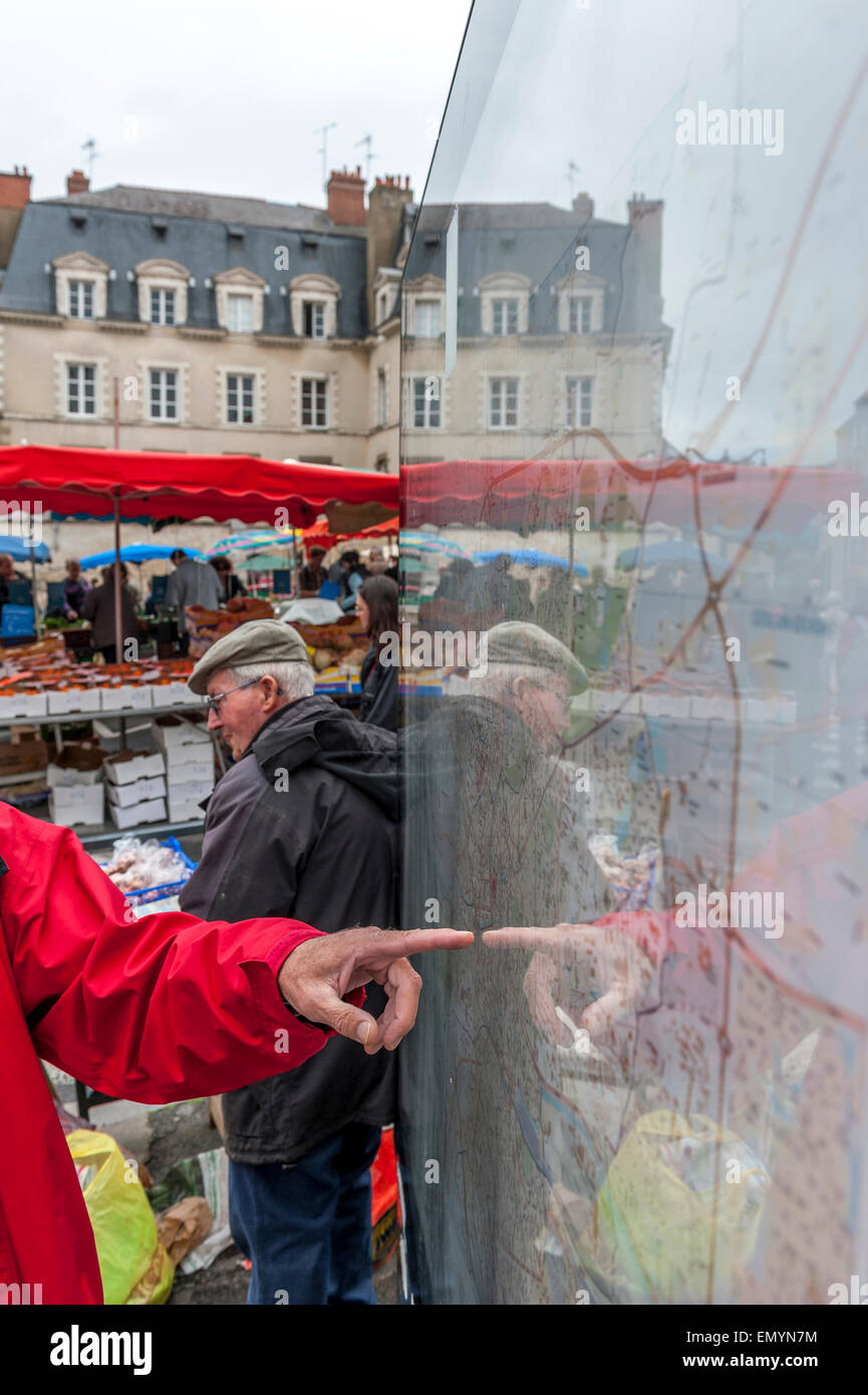 Ein Tourist auf einer Straßenkarte der Marché des Lices zeigen. Rennes. Bretagne. Frankreich Stockfoto