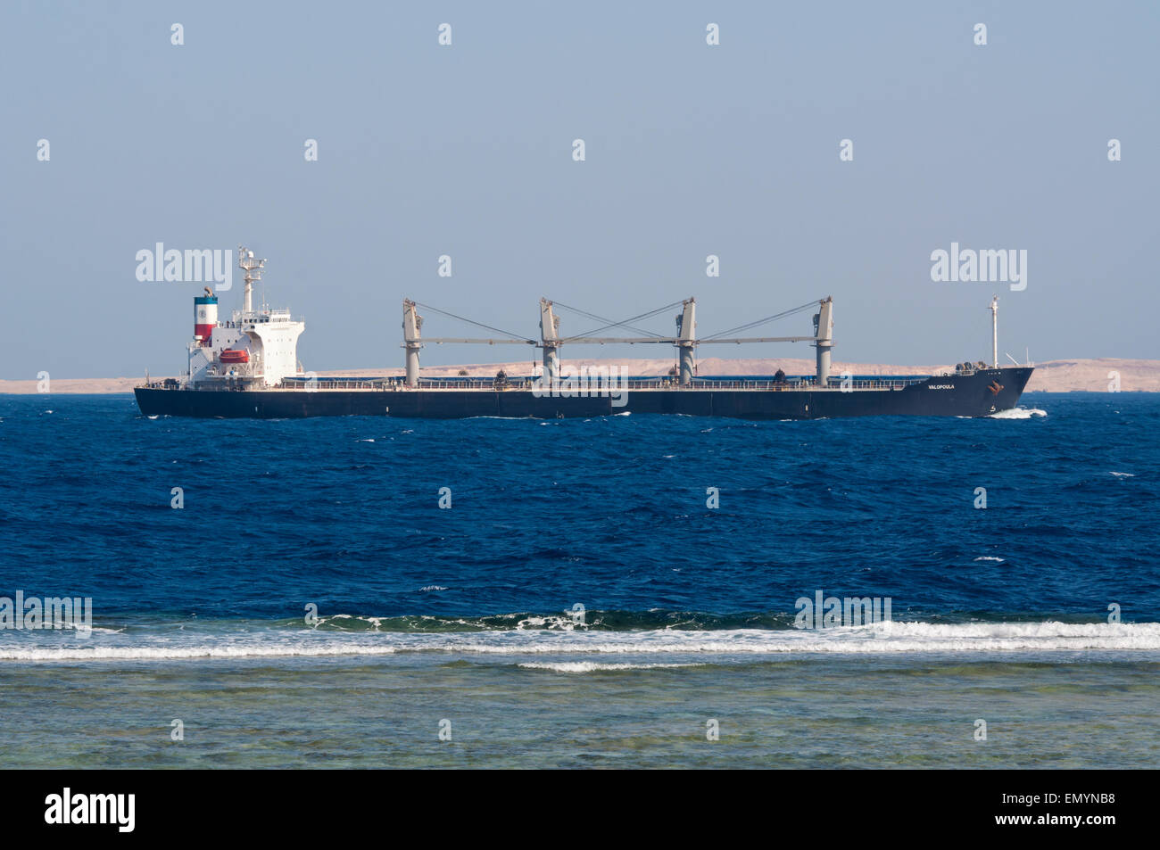 Bulk Carrier Valopoula segelt entlang der Küste des Roten Meeres in der Nähe von Sharm El Sheikh Stockfoto