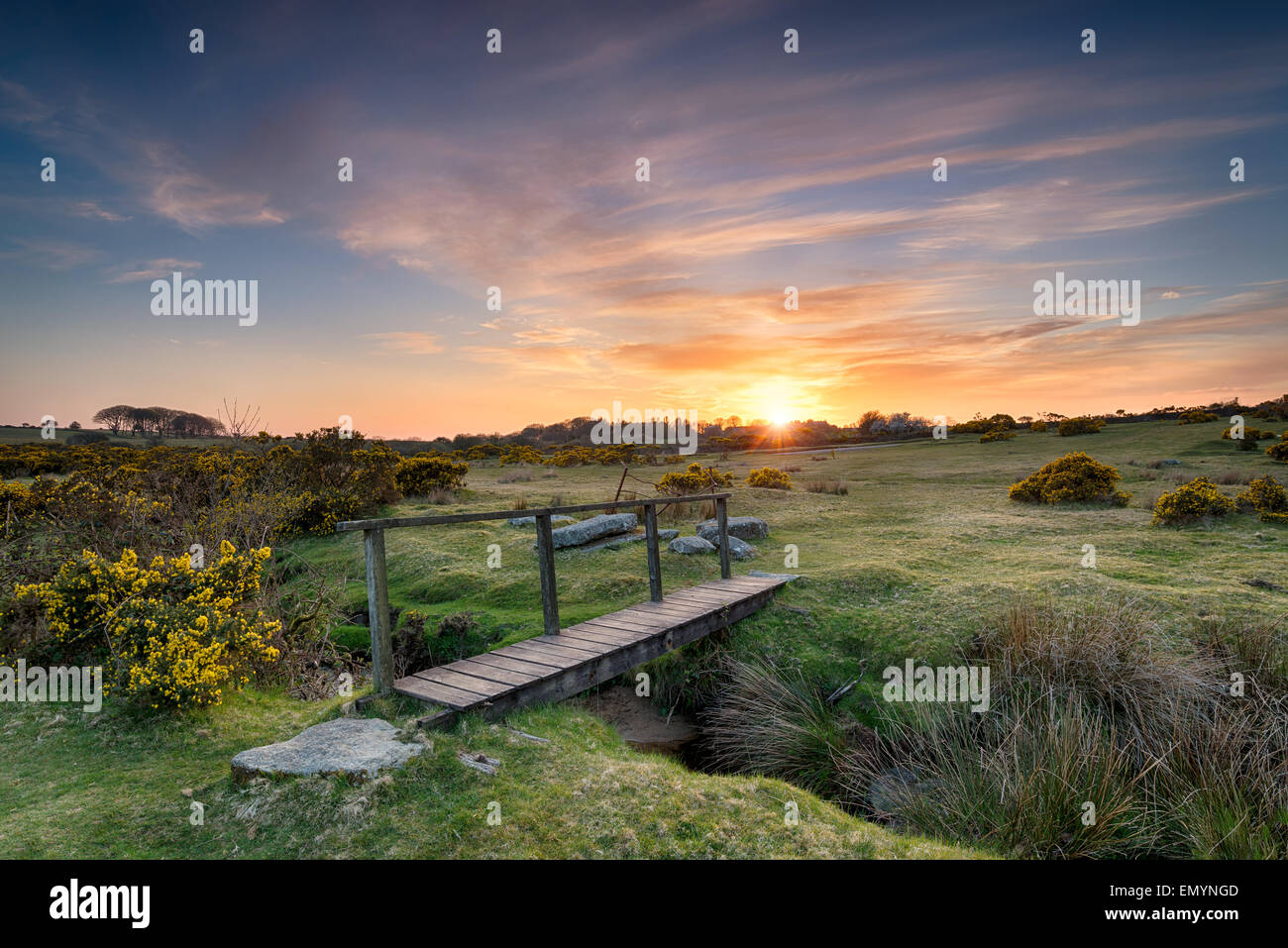 Sonnenuntergang in eine hölzerne Brücke über einen Bach in der Nähe von St Breward auf Bodmin Moor in Cornwall Stockfoto