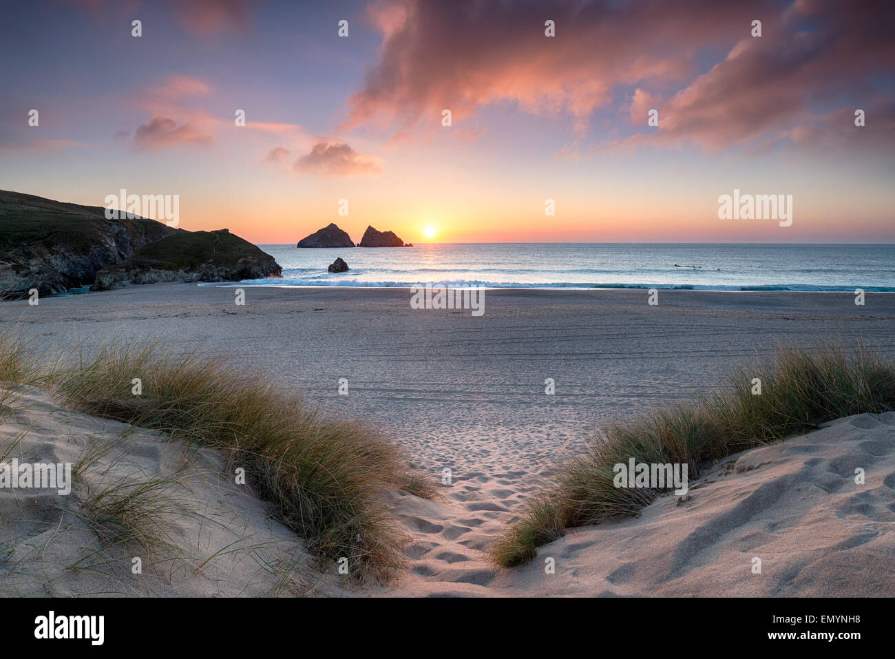 Sonnenuntergang über den Sanddünen in Holywell Bay in der Nähe von Newquay in Cornwall Stockfoto