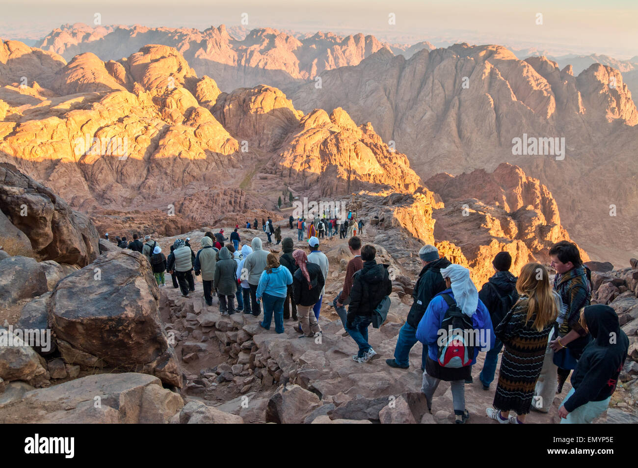 Pilger und Touristen auf dem Weg von den Berg Sinai Peak und Panorama Felsen des Berges Sinai Stockfoto