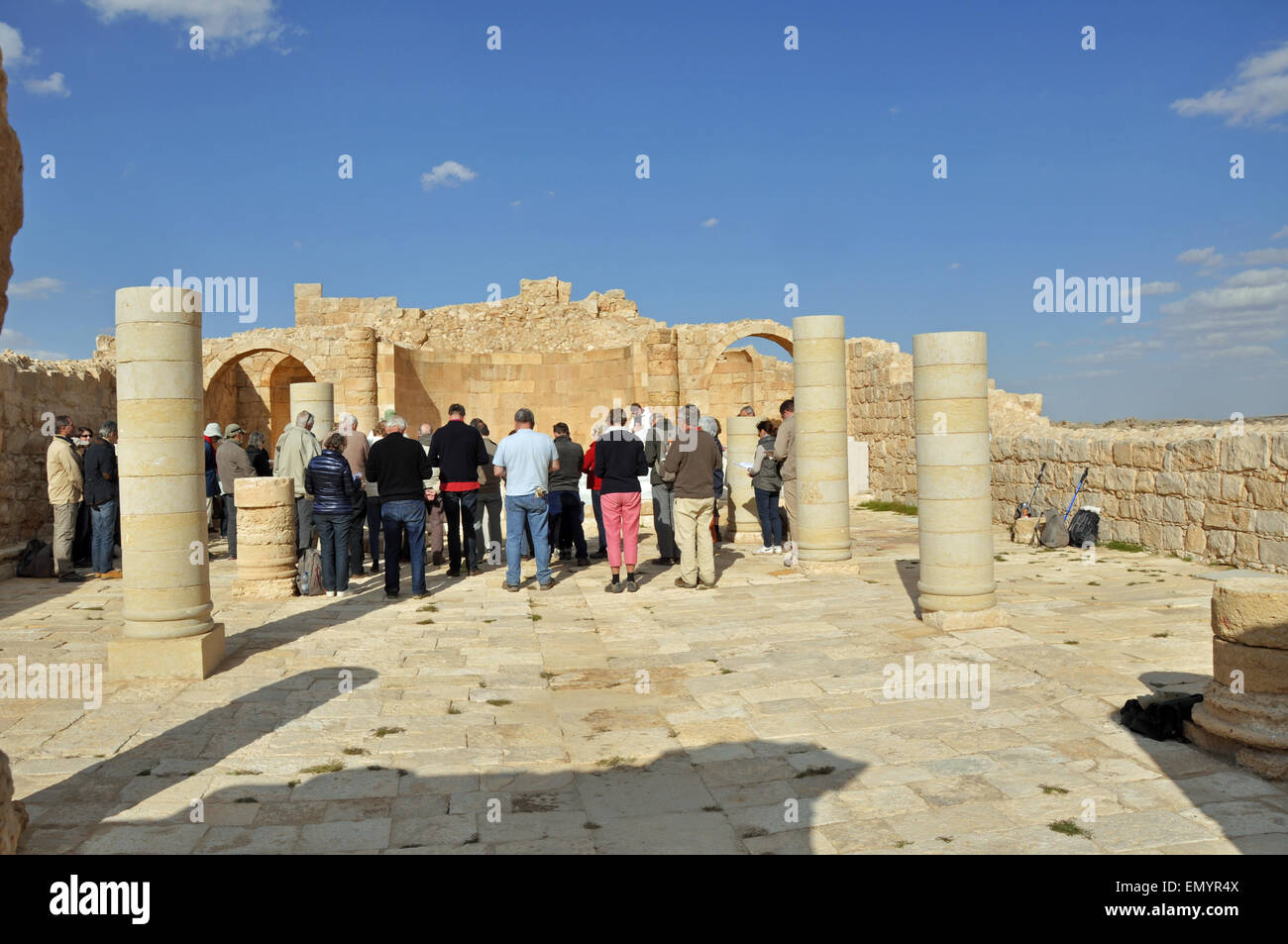 Christen beten an den Ruinen der südlichen Kirche im Avdat Nationalpark Negev-Wüste, Israel. Stockfoto