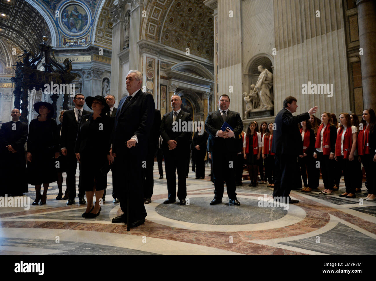 Tschechische Präsident Milos Zeman wurde von Francis Papst im Vatikan, 24. April 2015 aufgenommen. Sie tauschten Geschenke während der einstündigen Sitzung und der Papst segnete die Grundsteine der zwei zukünftigen tschechischen Hospize, die Zeman aus der Tschechischen Republik gebracht. Tschechische Präsident Milos Zeman (Mitte) besucht den Altar des Heiligen Wenzel in der St. Peter´s Basilica. (CTK Foto/Michal Krumphanzl) Stockfoto