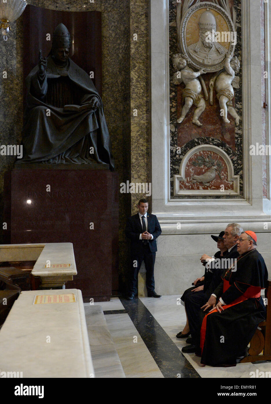 Tschechische Präsident Milos Zeman wurde von Francis Papst im Vatikan, 24. April 2015 aufgenommen. Sie tauschten Geschenke während der einstündigen Sitzung und der Papst segnete die Grundsteine der zwei zukünftigen tschechischen Hospize, die Zeman aus der Tschechischen Republik gebracht. Besuchen das Grab von Papst Johannes Paul II. in der St. Peter´s Basilica, Tschechische Präsident Milos Zeman und Kardinal Dominik Duka (rechts). (CTK Foto/Michal Krumphanzl) Stockfoto