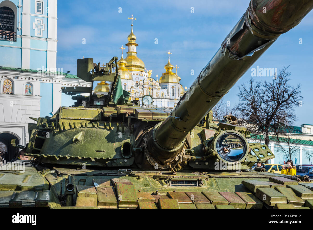Besucher die dokumentarische Ausstellung "Präsenz. Beweise für die Russische militärische Aggression auf dem Territorium der Ukraine. " Stockfoto