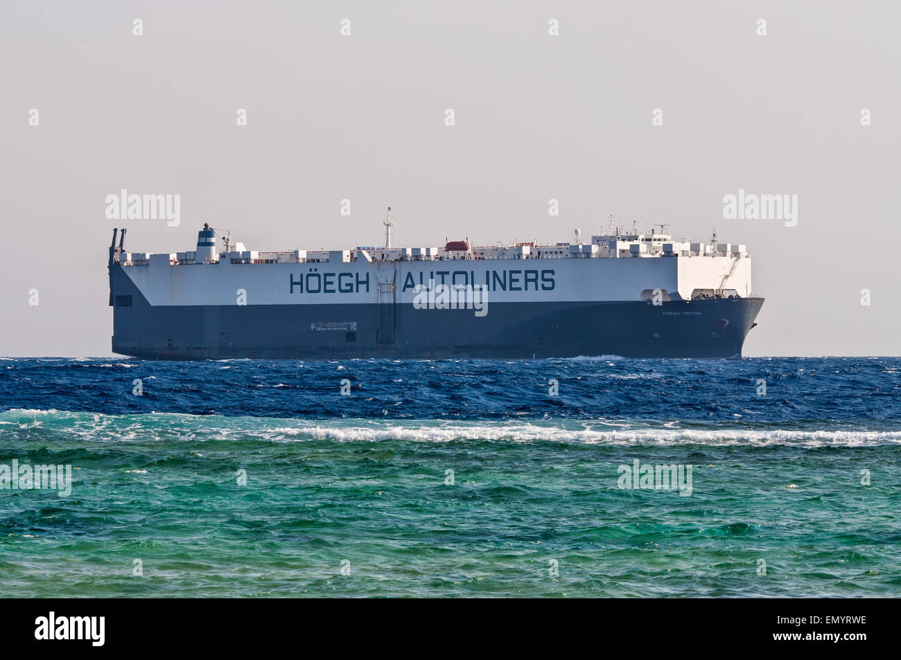 Fahrzeuge-Transportschiff Hoegh Triton segelt entlang der Küste des Roten Meeres Stockfoto