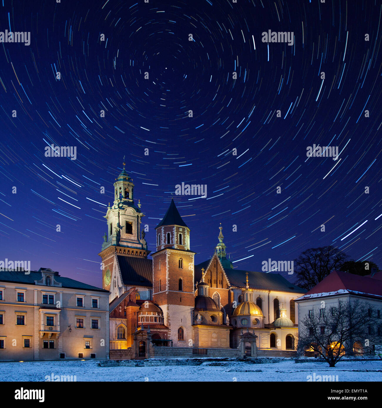 Sternspuren über die königliche Kathedrale auf dem Wawel-Hügel auf dem Gelände des Schloss Wawel in Krakau in Polen. Die Dom-Funktion Stockfoto