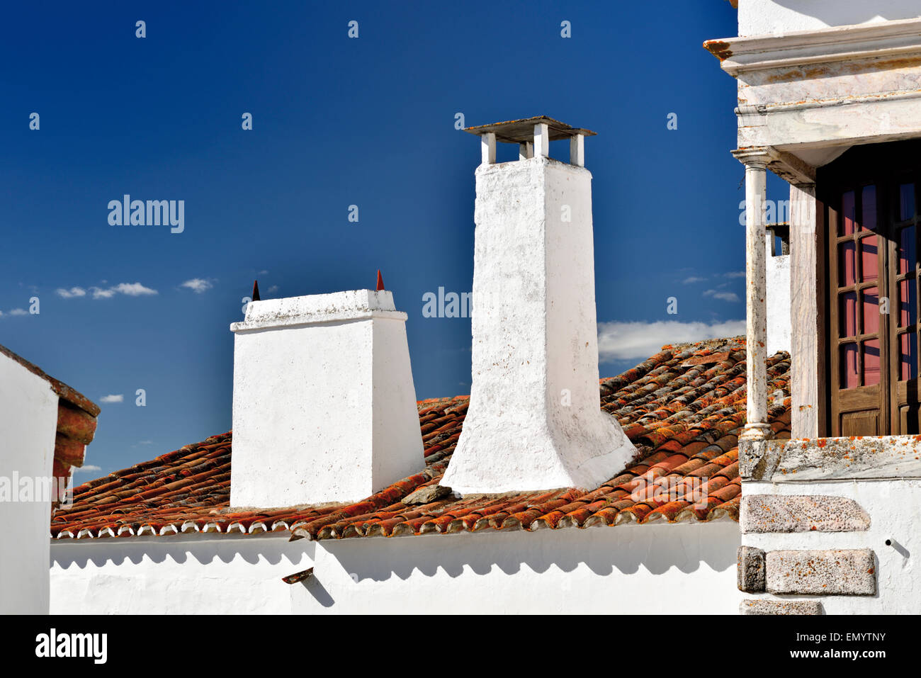 Portugal, Alentejo: Typische Schornsteine und Dachdetails in historischen Dorf Monsaraz Stockfoto