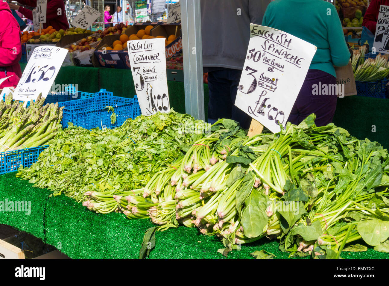 Preistickets für Obst und Gemüse auf Obst und Gemüse Marktstand Stoke auf Trent England GB Europa Stockfoto
