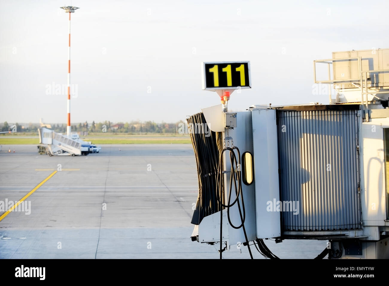Flughafen Internat Fluggastbrücke getrennt vom Flugzeug Stockfoto