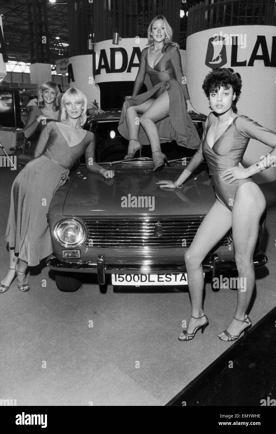 Modelle posieren auf dem Lada-Stand auf dem Autosalon 1984 im NEC. 24. Oktober 1980 Stockfoto