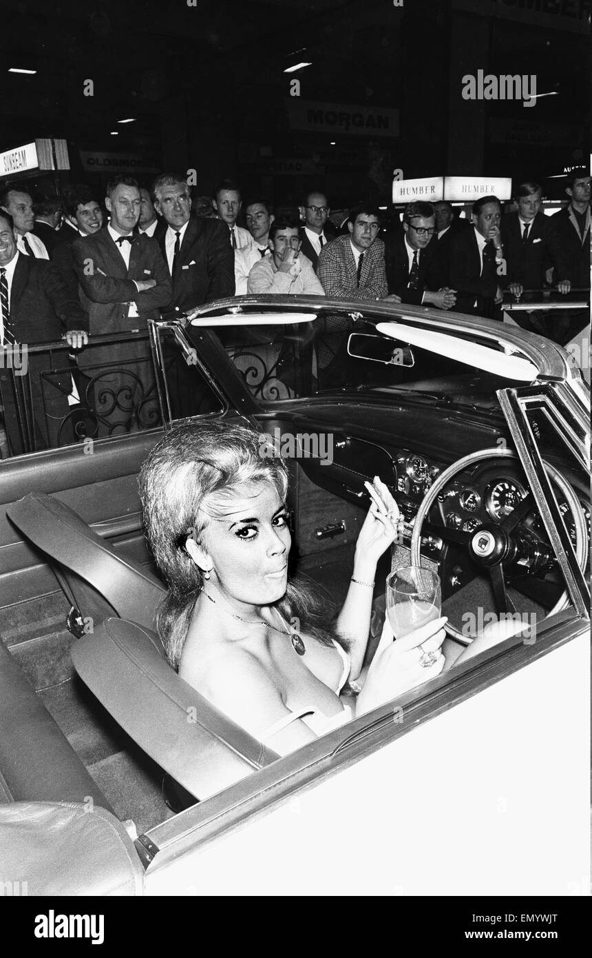 Modell übernimmt ihre Mittagspause von Drapping Autos auf der London Motorshow 1966 18. Oktober 1966. Stockfoto