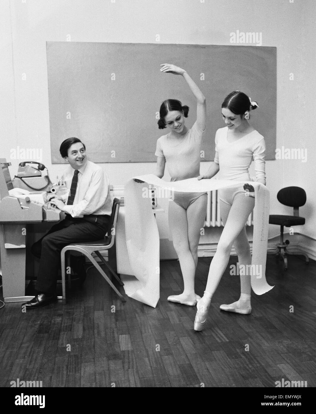 Royal Ballett Tänzer Lesley Collier im Alter von 22 aus Orpington und Marilyn Thompson, 21 aus San Francisco, studieren einen Druck aus einer Teletype-Maschine betrieben von Herrn John Lansdown (links), eine neue Idee für die Erarbeitung der Anforderung der Comp gearbeitet hat, Stockfoto
