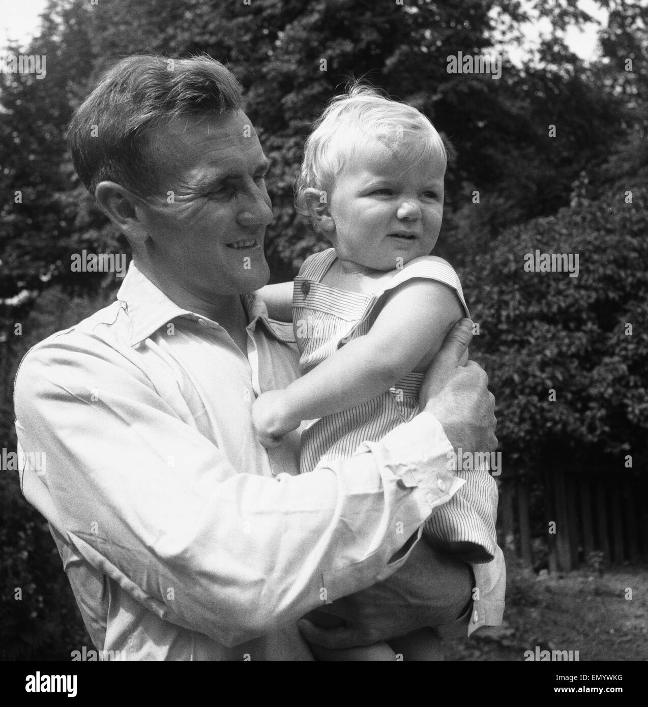 Manchester City Fußballer Don Revie abgebildet mit seinem Sohn Duncan im Garten hinter dem Haus der Familie zu Hause. 4. August 1955. Stockfoto