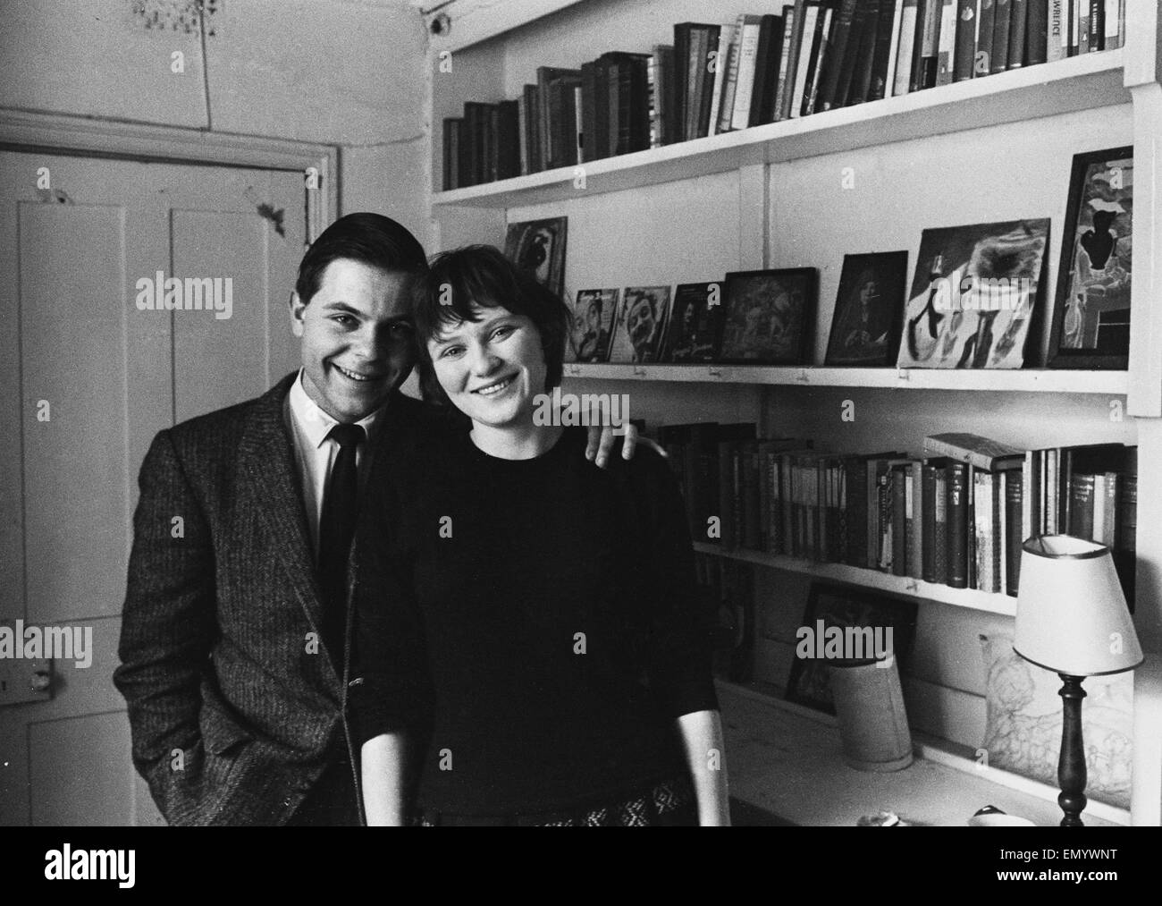 Bernadine Wall, war ein Zeuge in der Obszönität Studie für D.H. Lawrence Buch "Lady Chatterley es Lover', im Bild mit ihrem Verlobten Stephen Bishop. 16. April 1961. Stockfoto