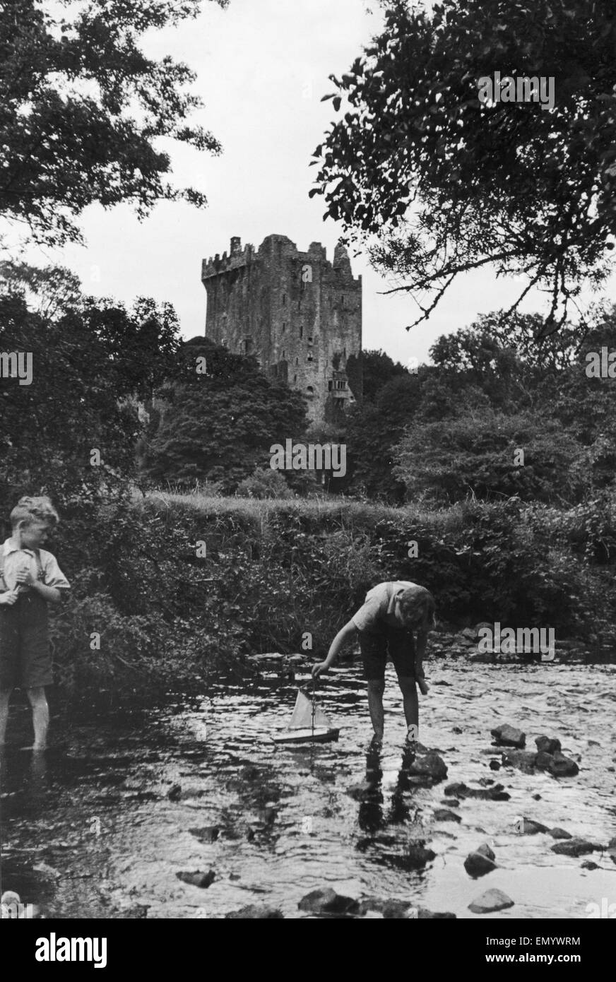 Zwei Jungs spielen in den Stream unter Blarney Castle. 24. September 1935 Stockfoto