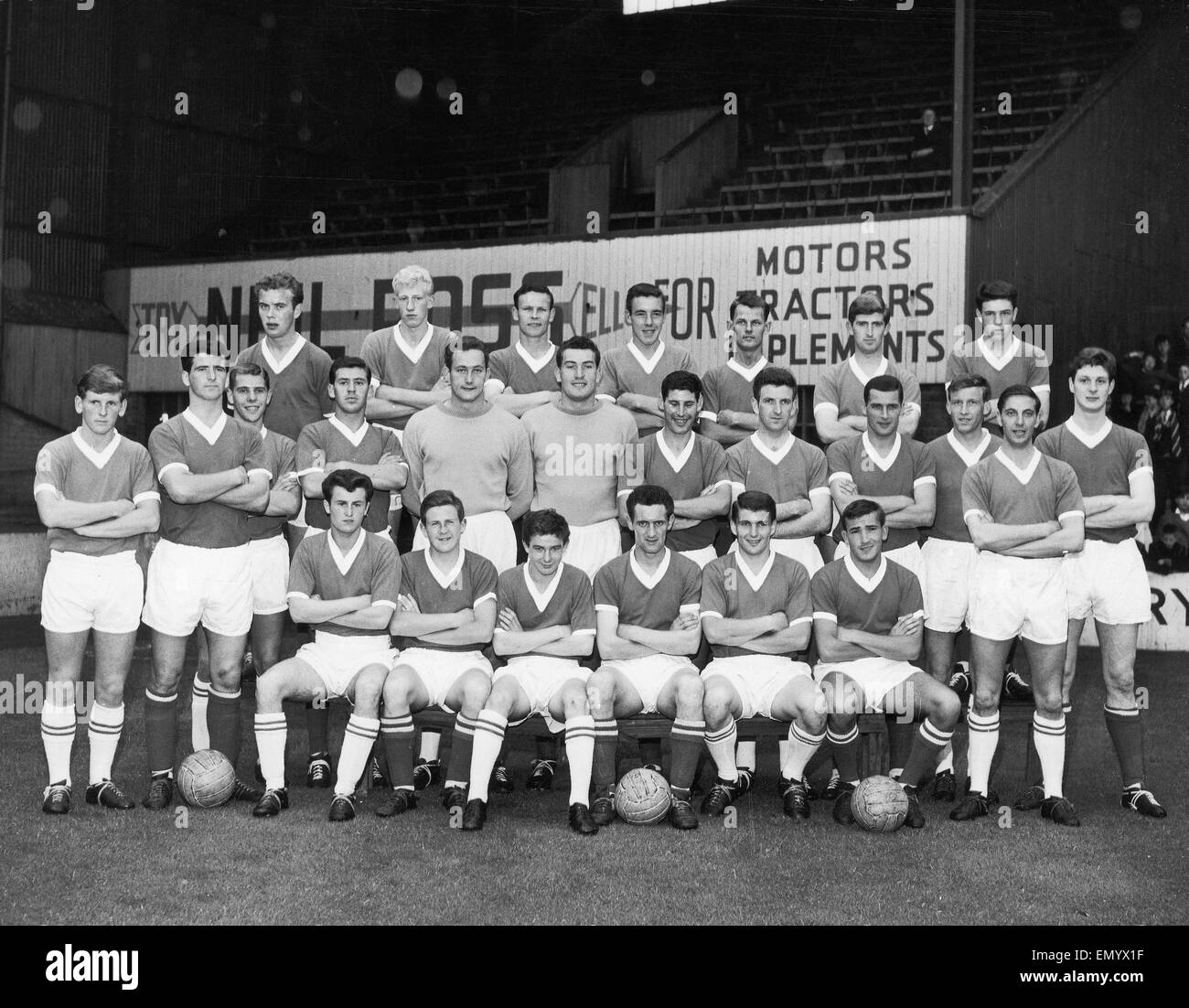 Abderdeen FC Pose für ein Pre-Saison-Gruppenfoto 1962-1963. Sie sind hintere Reihe von links nach rechts: Willie Allan, Ken Ronaldson, Bobby Cummings, Tommy Morrison, Billy Ian Burns, David Smith. Zentrum-Reihe: Lewis Thom, Ernie Winchester, Jimmy Whyte, D Stockfoto