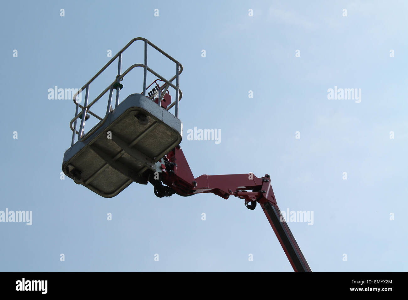 Der Käfig am oberen Rand ein hydraulischer Hubarbeitsbühne Lift. Stockfoto
