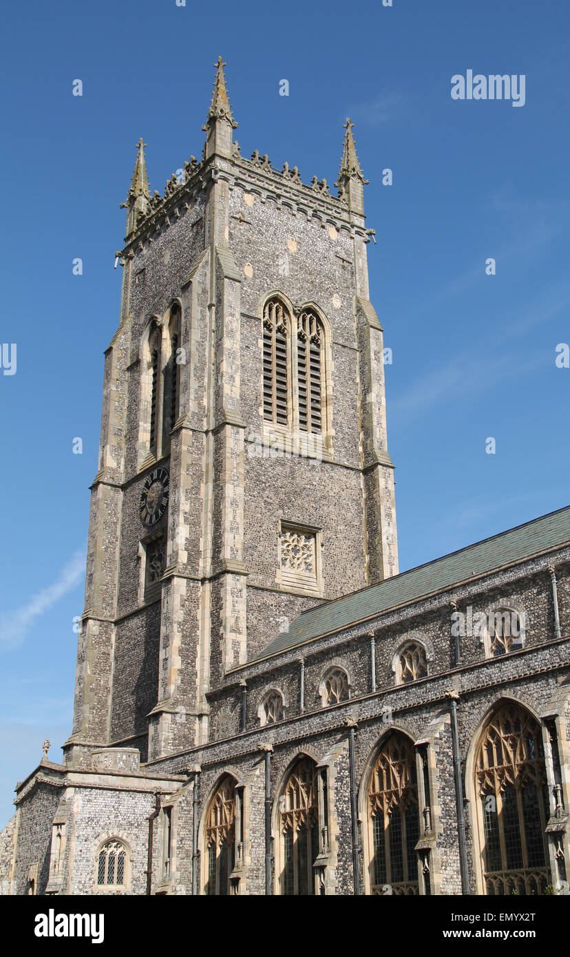 Ein hoher Turm auf einem traditionellen Gebäude der Kirche. Stockfoto