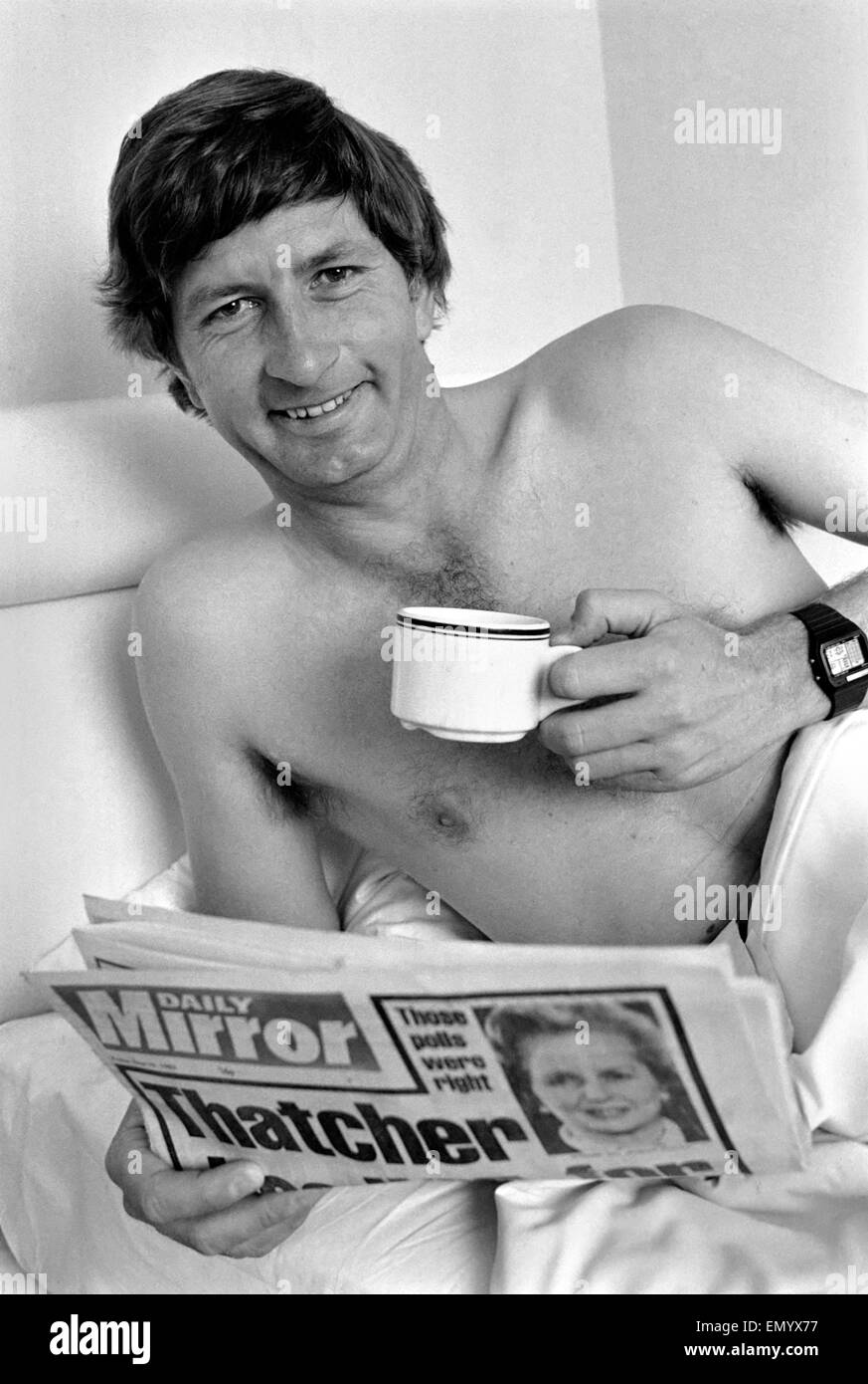 Duncan Fletcher Kapitän von Simbabwe Cricket-Team in seinem Hotelzimmer an Nottingham abgebildet. Juni 1983 Stockfoto