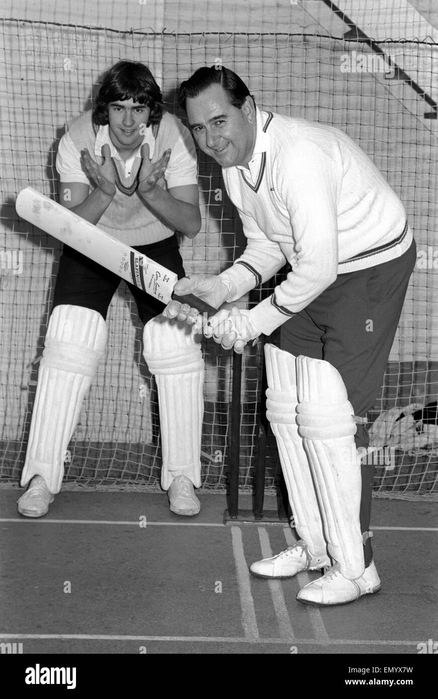 England Cricketer Colin Cowdrey wird in der Praxis einige Cricket mit seinem Sohn 17 Jahre altes Kind Christopher an Bryan Valentine School of Cricket. Dezember 1974 Stockfoto