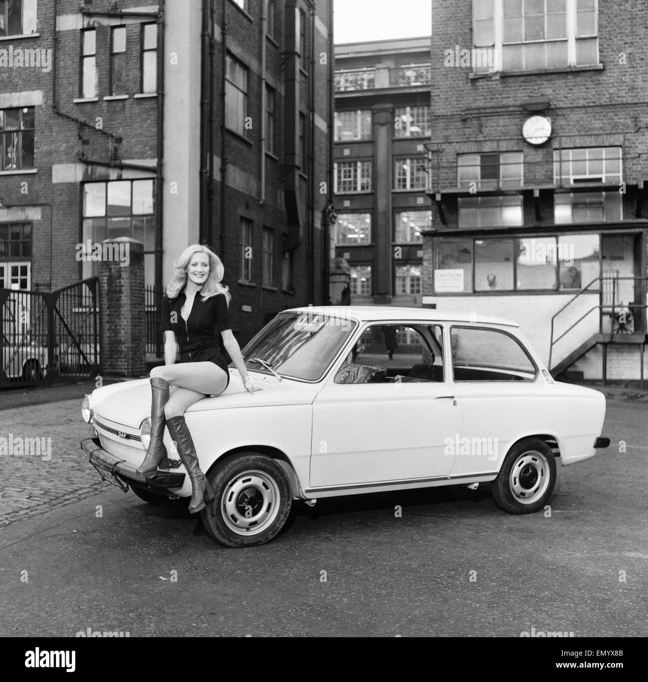 Tagwache Modell Brooks gesehen hier posiert mit einem DAF 44-Auto ist ein  Top-Preis in der Reveille gewinnen einen Auto Wettbewerb ca. 1972  Stockfotografie - Alamy