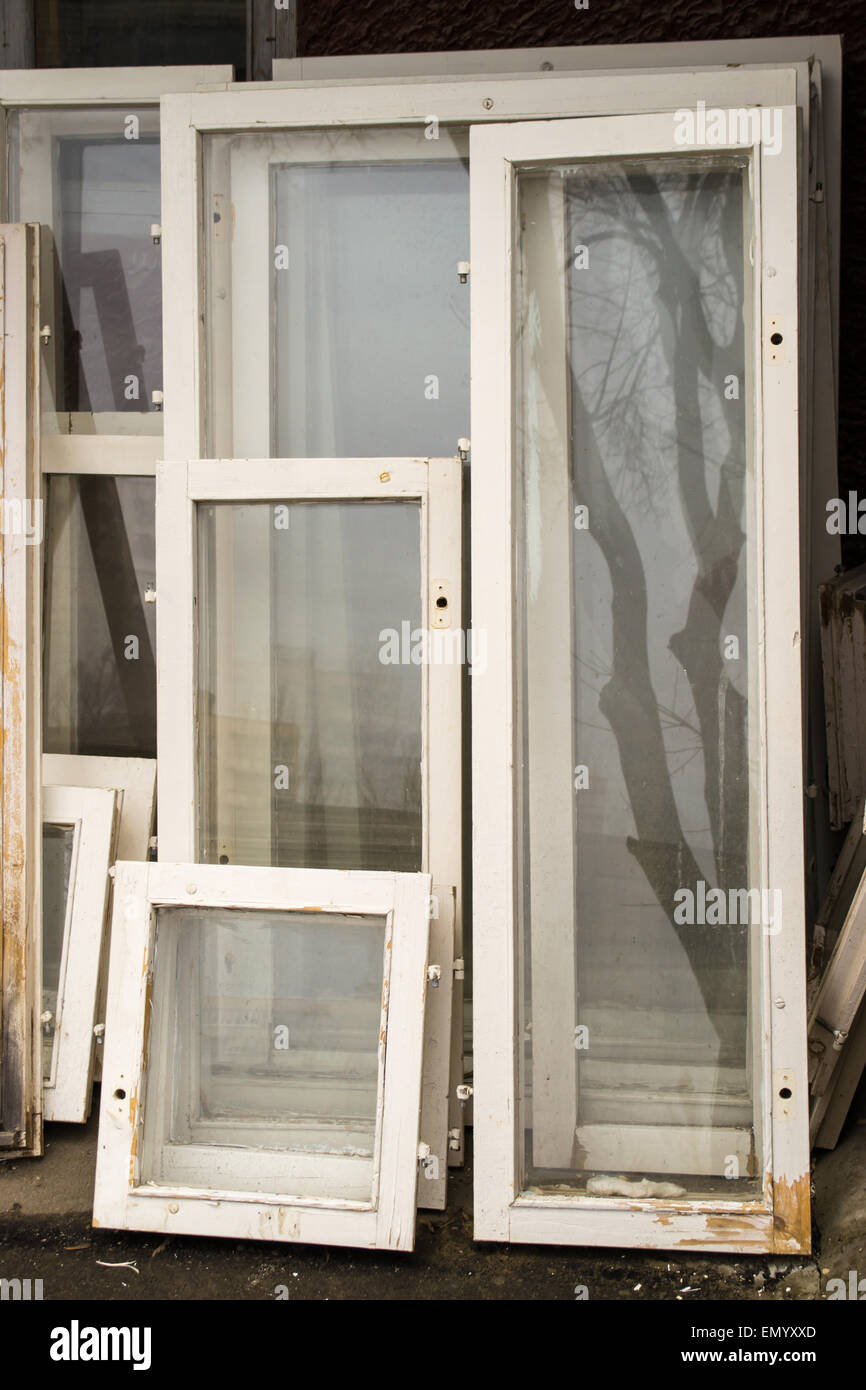 Unerwünschte Fensterrahmen mit Holz und intakte Weißglas Stockfoto