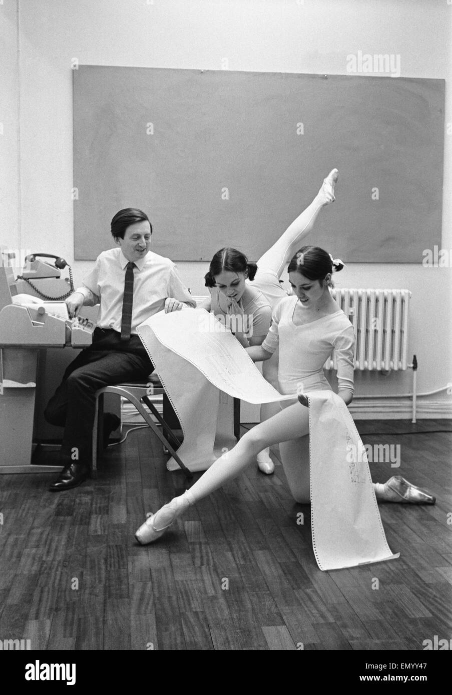 Royal Ballett Tänzer Lesley Collier im Alter von 22 aus Orpington und Marilyn Thompson, 21 aus San Francisco, studieren einen Druck aus einer Teletype-Maschine betrieben von Herrn John Lansdown (links), eine neue Idee für die Erarbeitung der Anforderung der Comp gearbeitet hat, Stockfoto