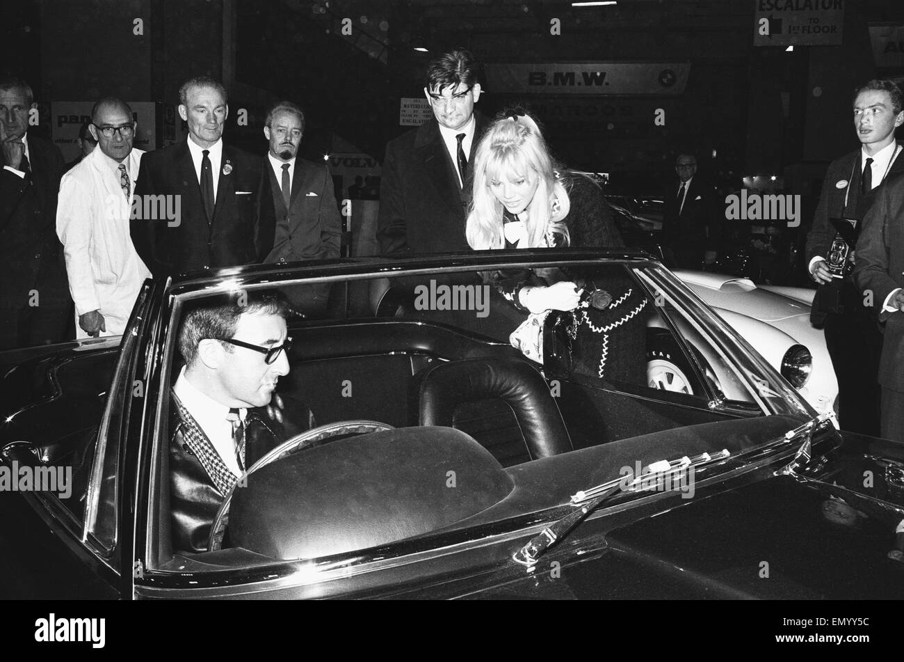 Peter Sellers und Brit Ekland auf der British International Motor Show in London 19. Oktober 1965. Stockfoto