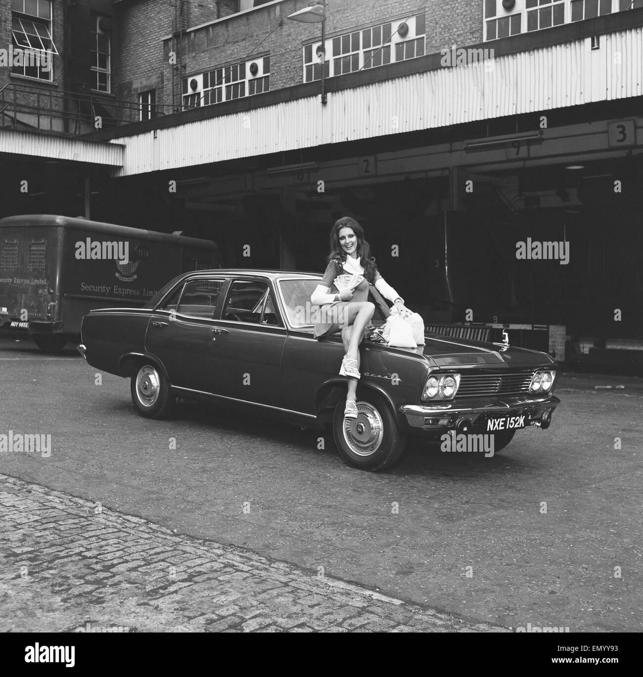 Tagwache Modell Beulah Hughes gesehen hier posiert mit einem Vauxhall Cresta Hauptpreis in der Reveille-Sieg ist einen Auto-Wettbewerb ca. 1972 Stockfoto