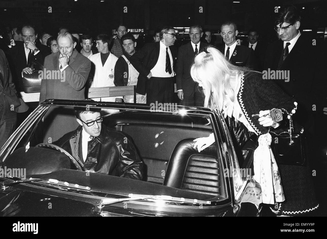Peter Sellers und Brit Ekland auf der British International Motor Show in London 19. Oktober 1965. Stockfoto