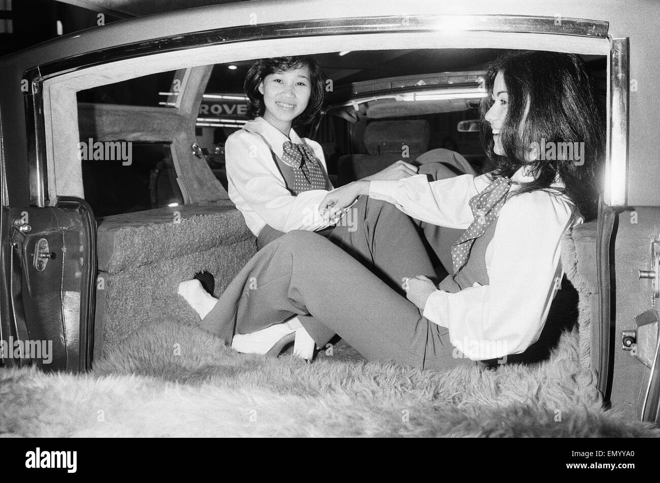 Modelle sitzen im Pelz gefüttert Kombi auf dem Genfer Autosalon 1973. Stockfoto