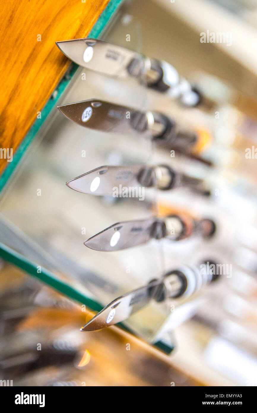 Messer auf dem Display in einem Schaufenster in der französischen Stadt Thiers. Stockfoto