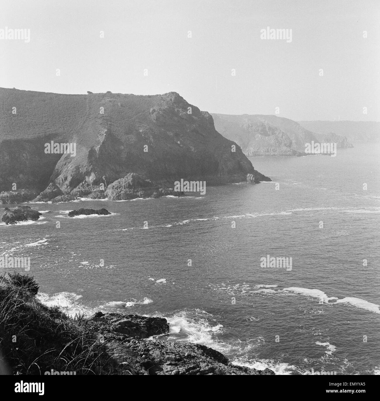 Le Col De La Roque, an der Nordküste der Insel Jersey, Blick nach Westen vom Teufelsloch. September 1965. Stockfoto