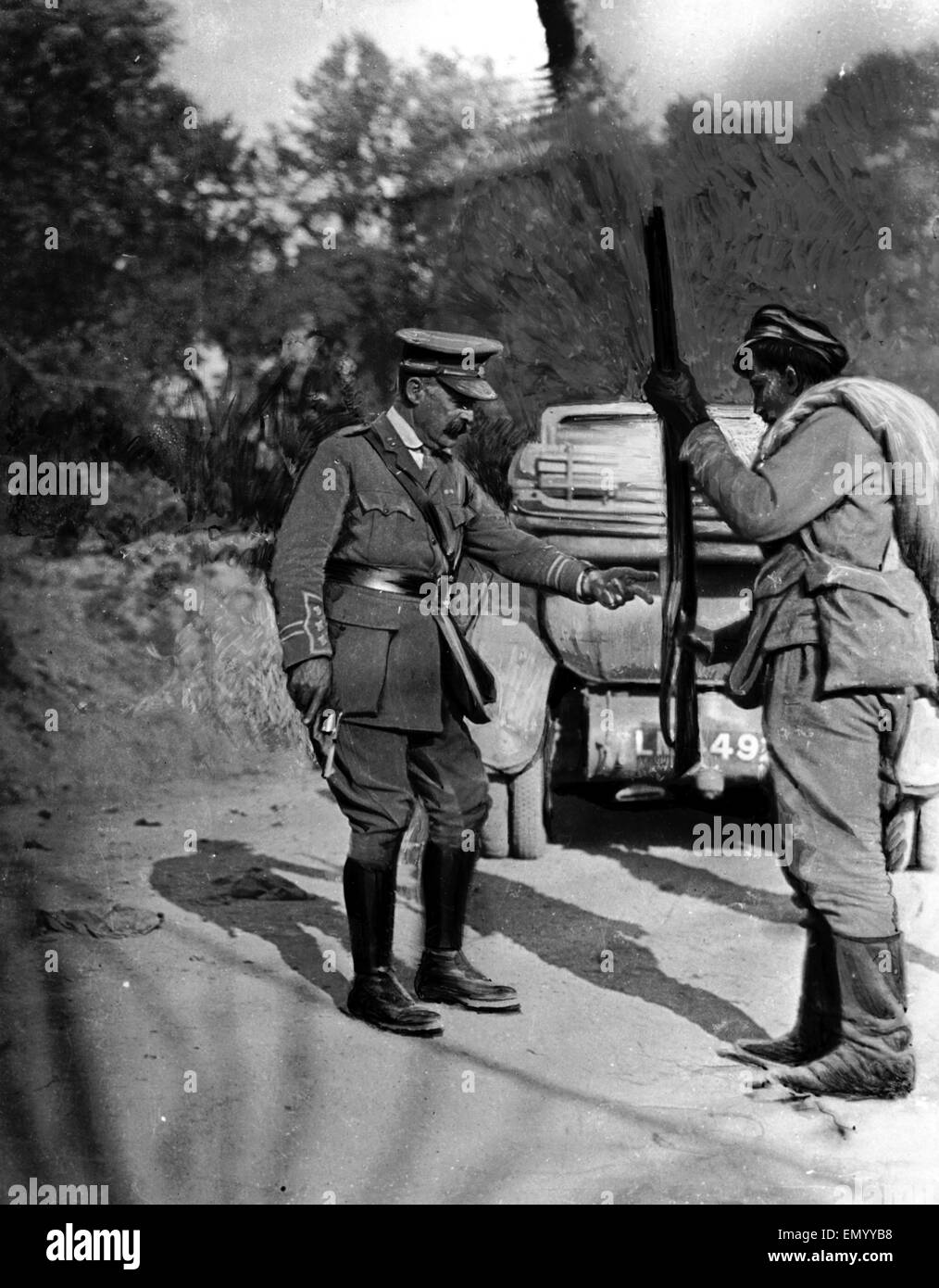 Riga, der Chef russische Hafenstadt an der Ostsee & ist jetzt in die Hände des Feindes Circa August 1917 gefallen. Zeitung-Beschriftung: Britischer Offizier gibt eine Gewehr, einem russischen Soldat. Stockfoto