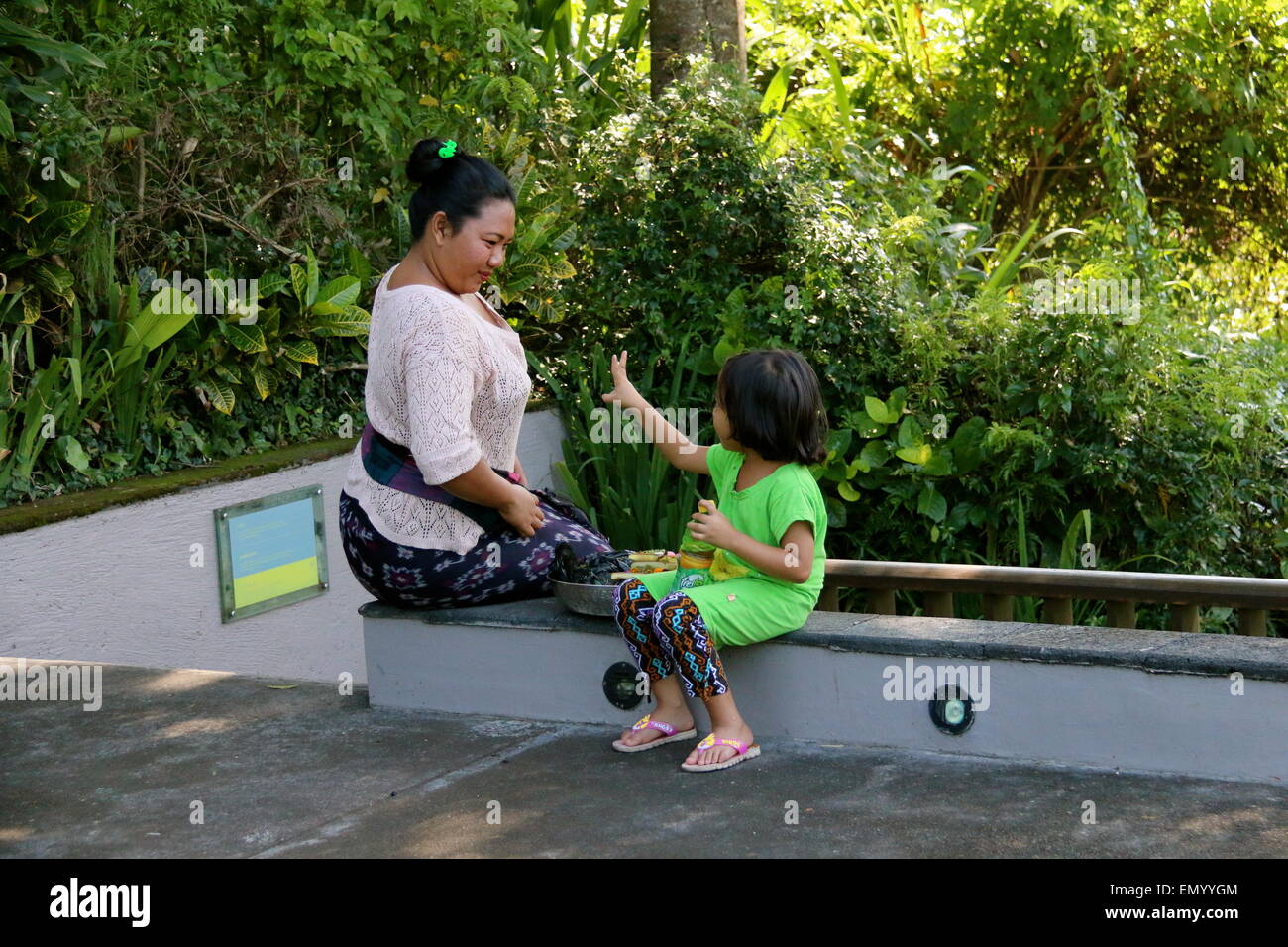 Eine balinesische Frau mit ihrer Tochter, geduldig zuzuhören, ihre Tochter im Chat Stockfoto