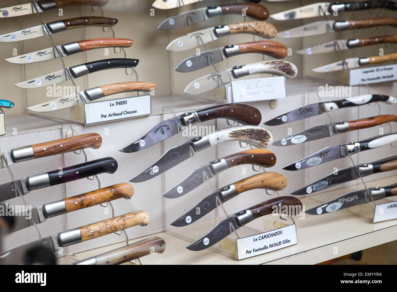 Messer auf dem Display in einem Schaufenster in der französischen Stadt Thiers. Stockfoto