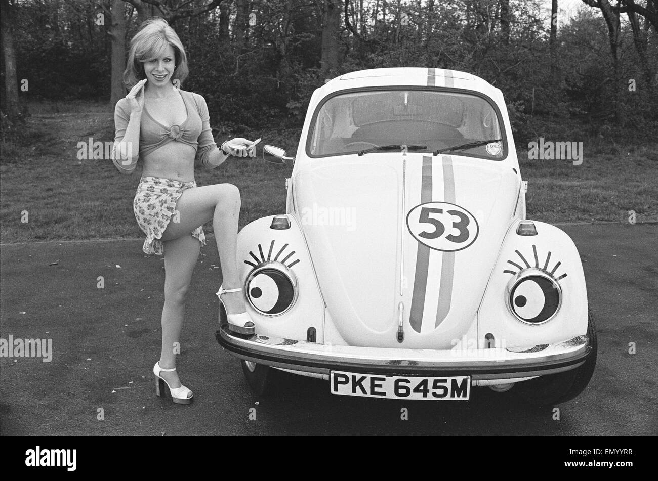 Tagwache Modell Malou Cartwright gesehen hier posiert mit einem VW-Käfer in der Gestalt von Herbie, dem ersten Preis in einem Wettbewerb Reveille Auto ist. Ca. Januar 1972 Stockfoto