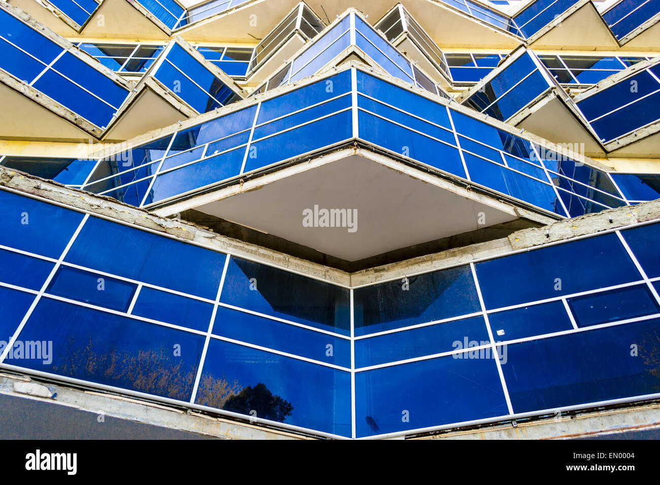 Scharfe Dreieckskanten Fenster erstellen spitzen Winkeln in modernen Gebäudeentwurf Stockfoto