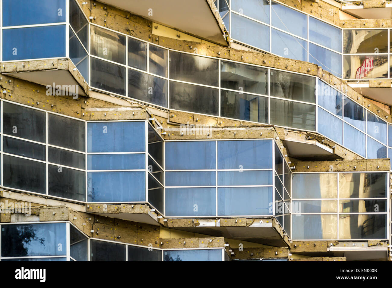 Scharfe Dreieckskanten Fenster erstellen spitzen Winkeln in modernen Gebäudeentwurf Stockfoto