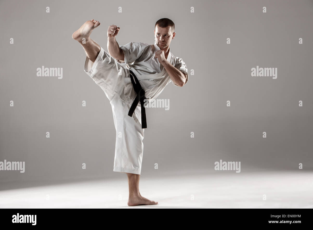 Mann in weißen Kimono Training karate Stockfoto