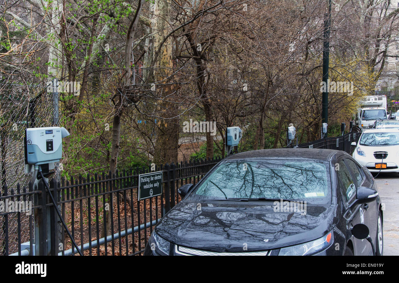 Eine Reihe von Elektrofahrzeug-Ladestationen im Central Park New York City Stockfoto