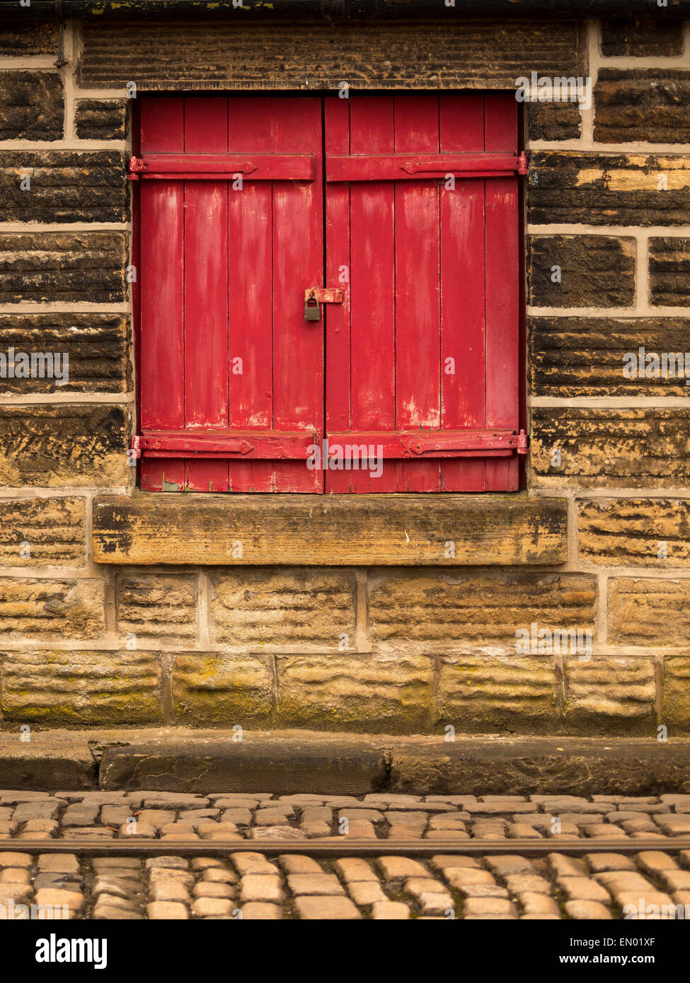 gepflasterten Straße und rote Fenster Rollladen, National Straßenbahnmuseum Crich, Derbyshire, Uk. genommen 04.05.2015 Stockfoto