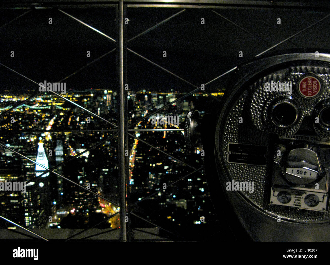 Nachtansicht von Manhattan von hinten ein Teleskop auf das Empire State Building Aussichtsdeck. New York City, USA Stockfoto